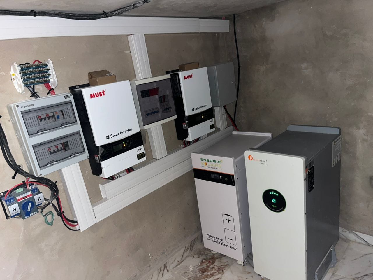 Installation solaire avec stockage lithium — vue 2