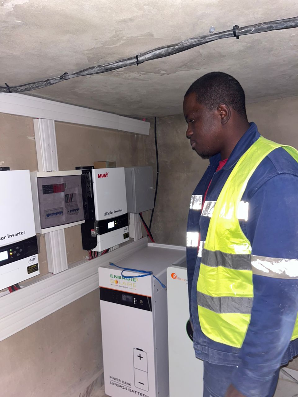 Installation solaire avec stockage lithium — vue 3