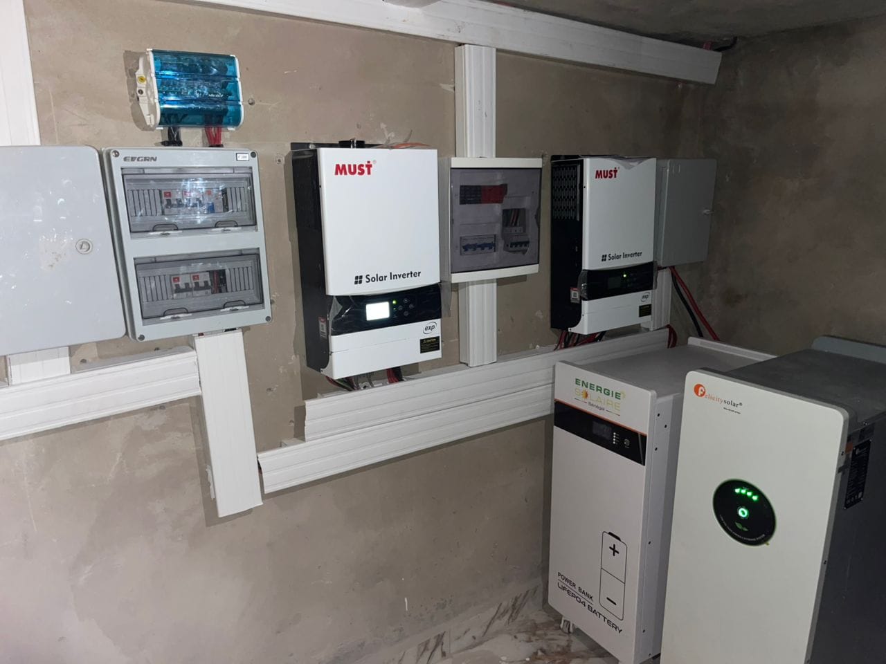 Installation solaire avec stockage lithium — vue 4