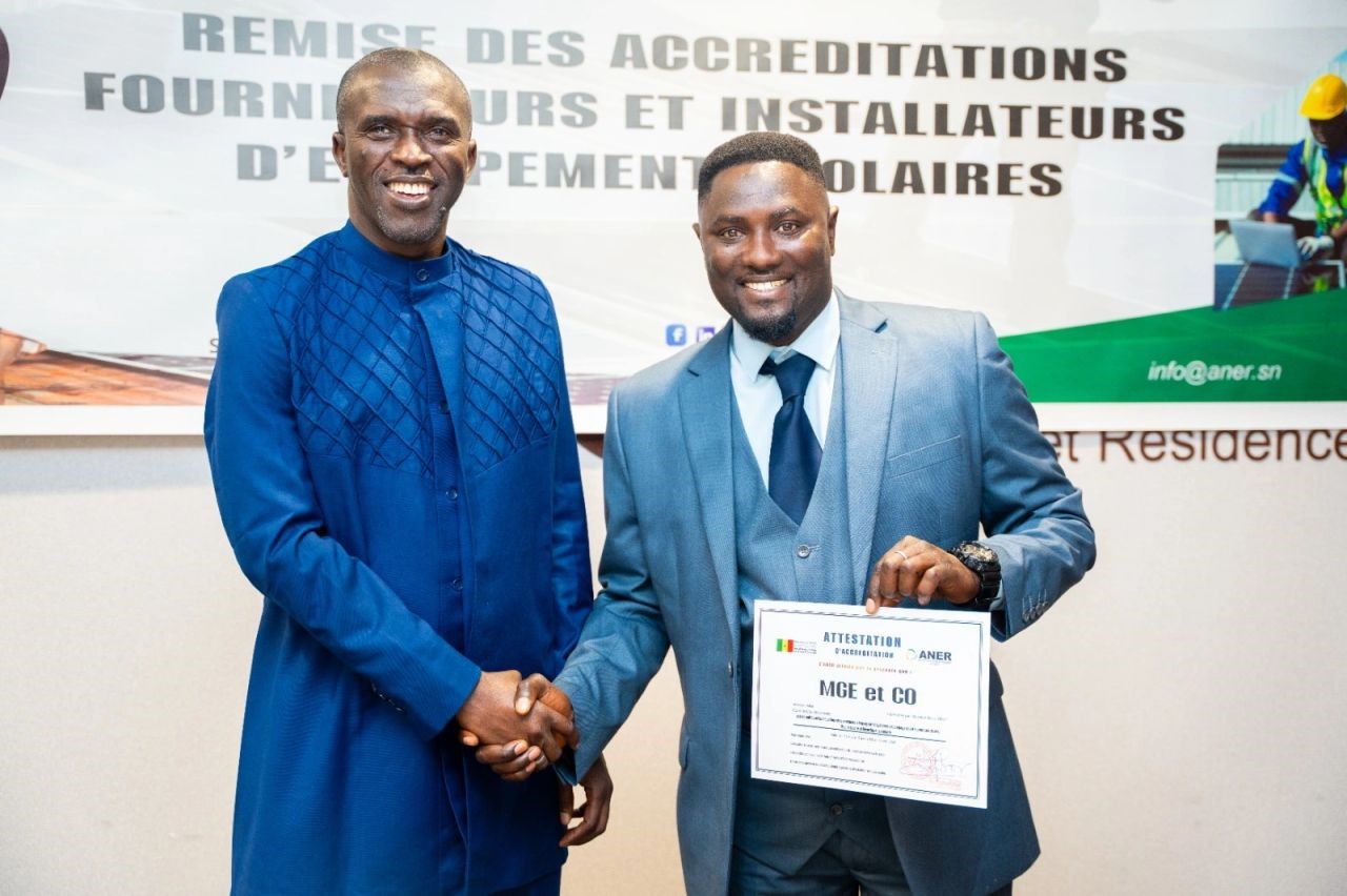 Remise de l'attestation d'accréditation ANER à MGE & CO