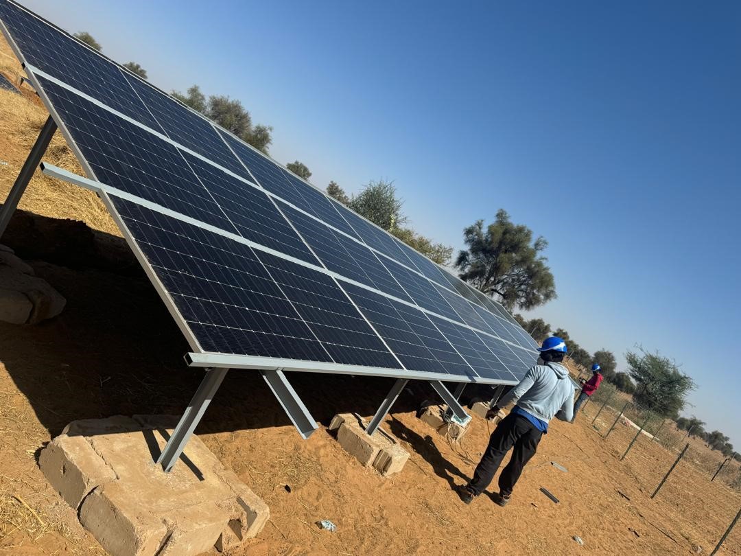 Installation centrale solaire à Wido — vue 1
